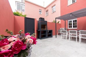 Outdoor dining - Holiday Home 'Dellarose Premium' with Private Terrace, Wi-Fi and Air Conditioning (Porto)