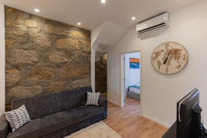 TV - Holiday Home 'Dellarose Premium' with Private Terrace, Wi-Fi and Air Conditioning (Porto)