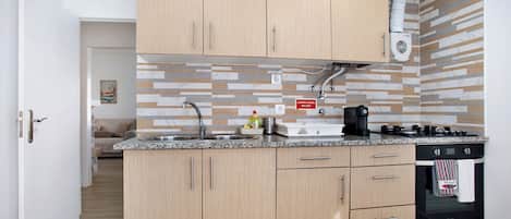 冷蔵庫、電子レンジ、オーブン、コンロ