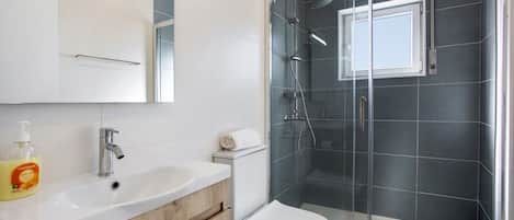 Dusche, Haartrockner, Handtücher