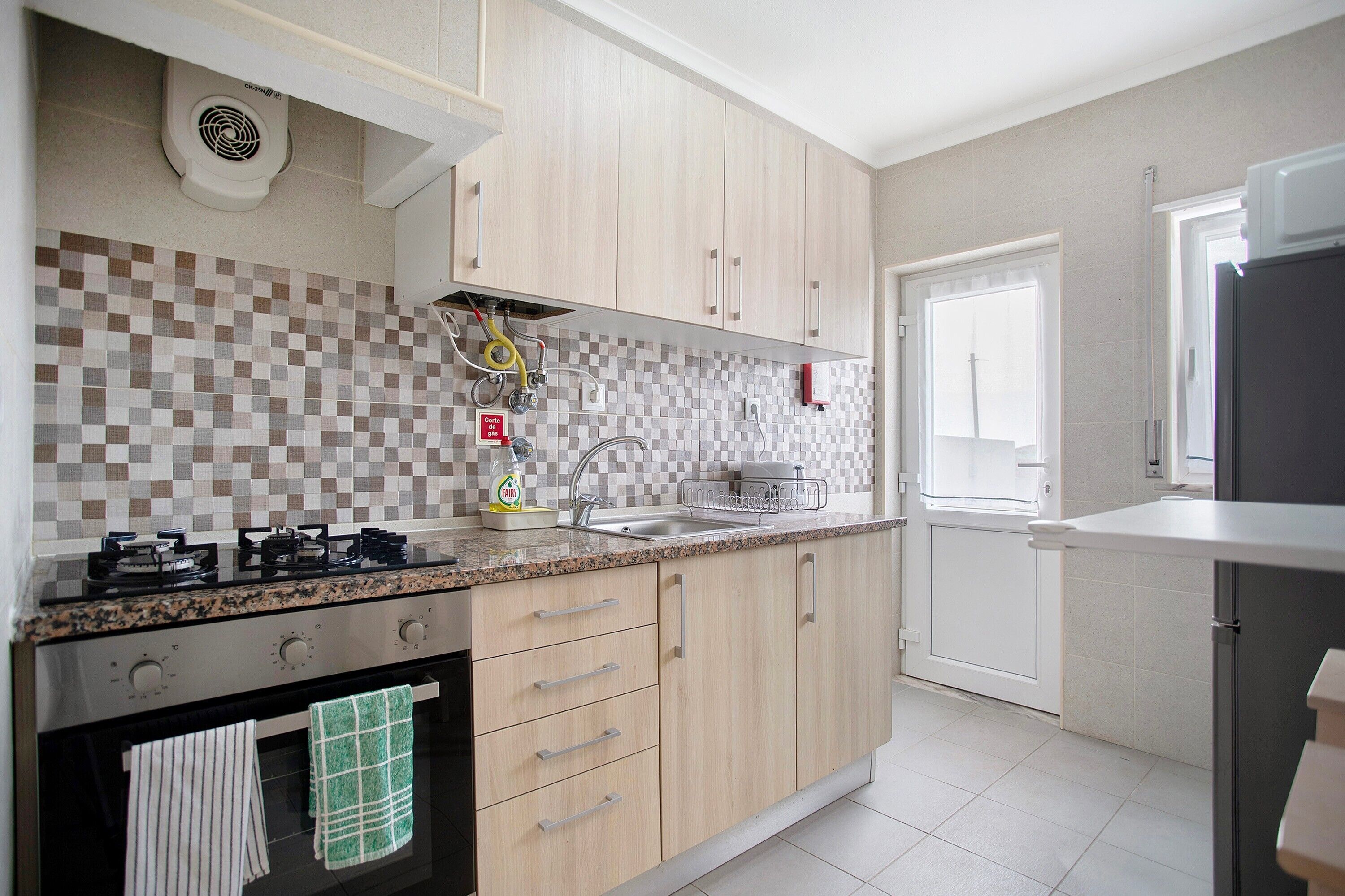 Frigorífico, microondas, placa de cocina y cafetera o tetera