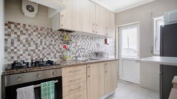 Frigorífico, microondas, placa de cocina y cafetera o tetera