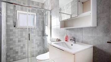 Shower, hair dryer, towels