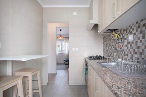 Kühlschrank, Mikrowelle, Herdplatte, Wasserkocher mit Kaffee-/Teezubehör