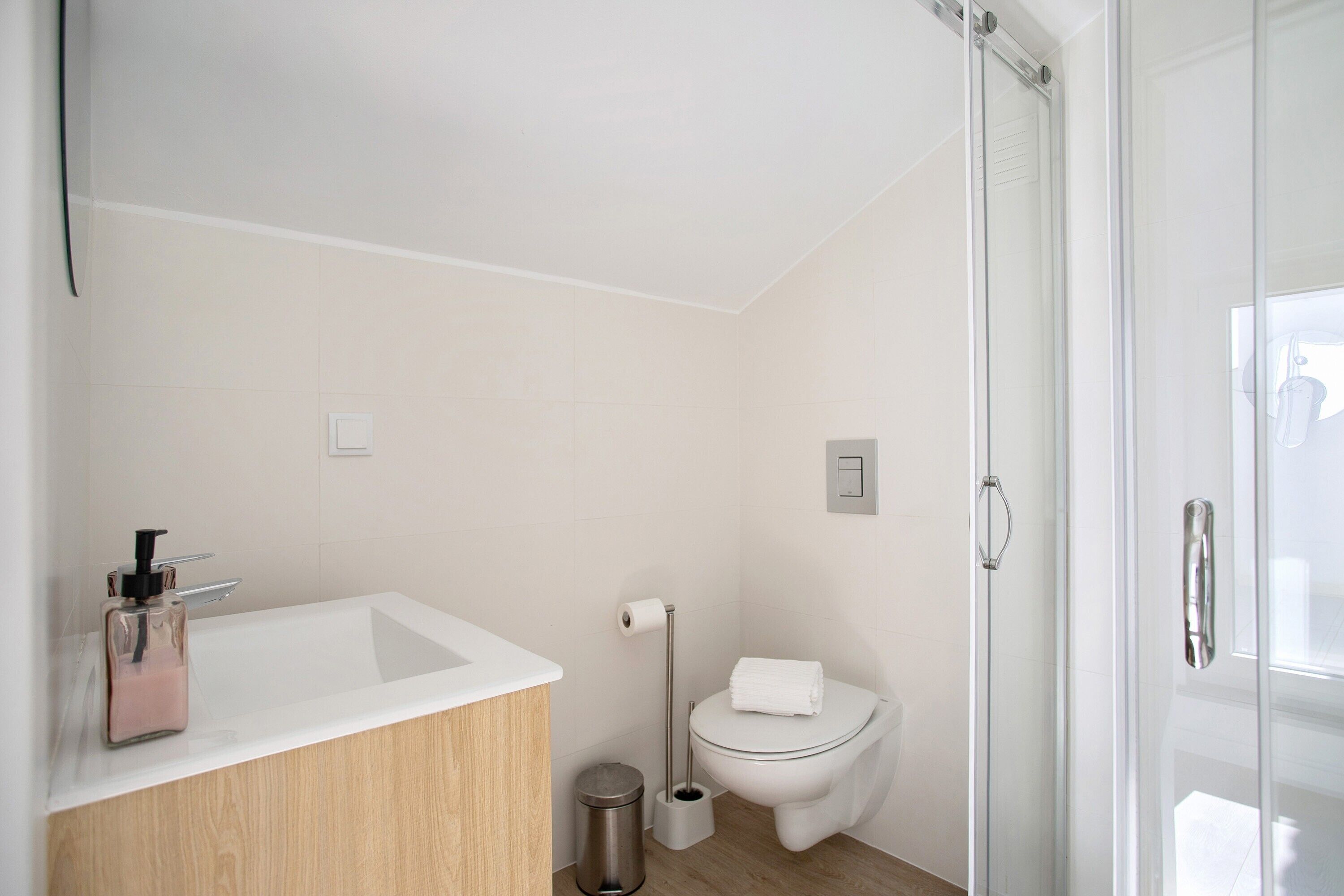 Douche, sèche-cheveux, serviettes fournies