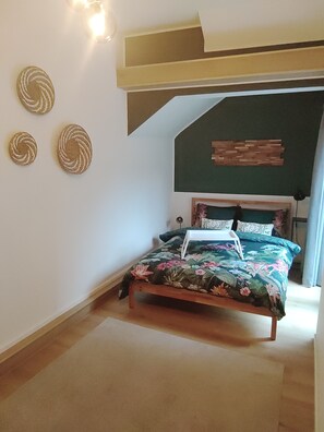 1 soverom, skrivebord, strykejern/-brett og reiseseng for barn