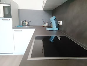 Een koelkast, een oven, een kookplaat, een vaatwasser