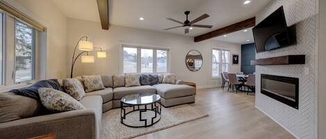 TV, lareira, DVD player