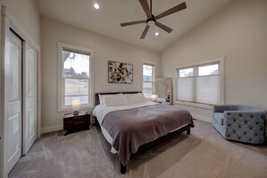 3 habitaciones, tabla de planchar con plancha y cuna de viaje 