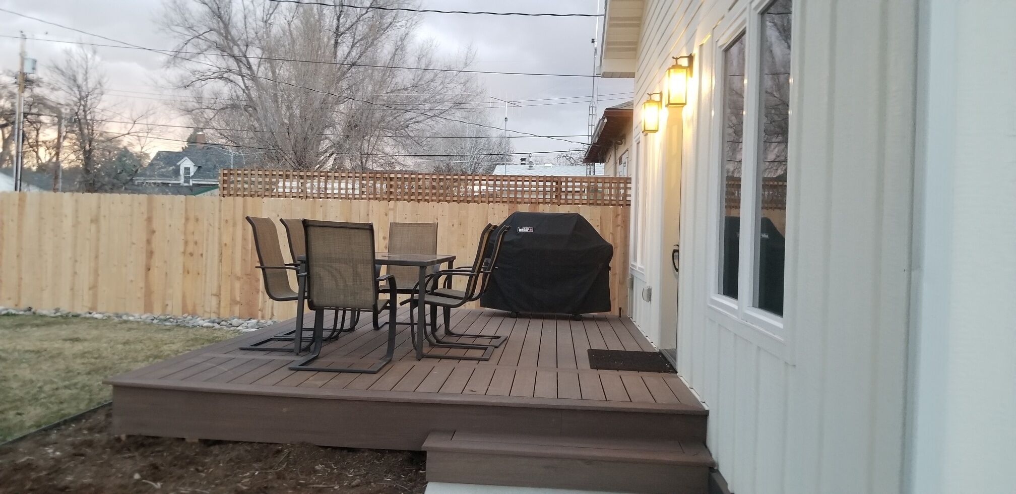 Een terras met buitenmeubilair en een barbecue.