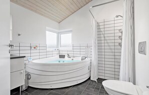 Shower - 4 bedroom lovely home in Tarm (Tarm)