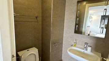 Basic Apartment | Raised toilet seat
