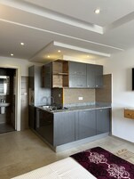 Apartamento básico | Cocina básica privada | Frigorífico pequeño, microondas, placa de cocina y utensilios de cocina