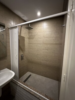 Perushuoneisto | Kylpyhuoneen suihku