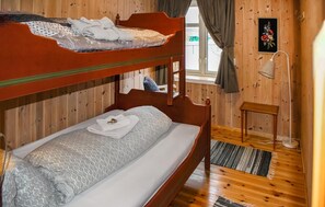 4 bedrooms, travel crib, free WiFi, bed sheets