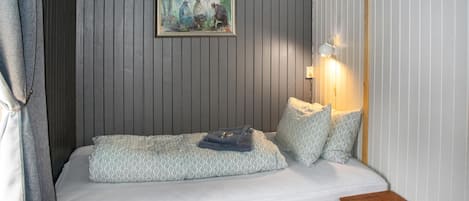 4 bedrooms, travel cot, free WiFi, bed sheets