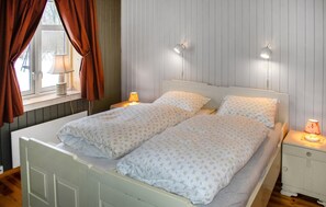 4 bedrooms, travel cot, free WiFi, bed sheets