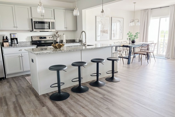 Kjøleskap, mikrobølgeovn, ovn og kokeplater