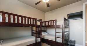 4 slaapkamers, een strijkplank/strijkijzer, gratis wifi, beddengoed