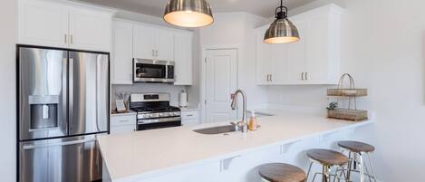 雪櫃、微波爐、焗爐、爐具