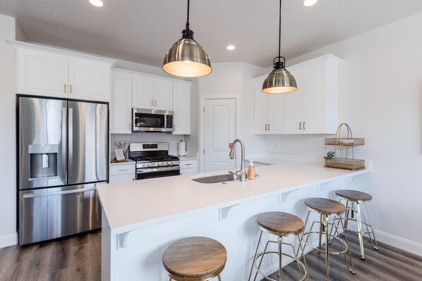 Fridge, microwave, oven, stovetop - Grand Riviera | 2 Townhomes, Sleeps up to 18! Family Reunions | Pool, Hot Tubs, Splash Pad (Washington)