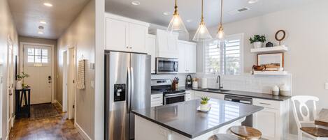 Réfrigérateur, four à micro-ondes, un four, surface de cuisson