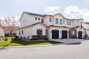 Exterior - An Oasis View @ Freedom Village | Perfect for Large Groups | Community Amenities (Washington)