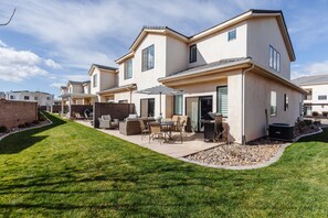 Outdoor dining - An Oasis View @ Freedom Village | Perfect for Large Groups | Community Amenities (Washington)