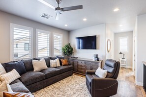 TV - An Oasis View @ Freedom Village | Perfect for Large Groups | Community Amenities (Washington)