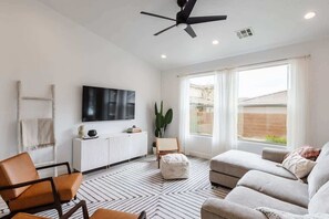 TV, offices - Desert Sky | Experience Adventure & Comfort (Washington)
