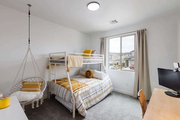3 bedrooms, iron/ironing board, free WiFi, bed sheets - Desert Sky | Experience Adventure & Comfort (Washington)