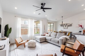 Televisie, een dvd-speler en boeken