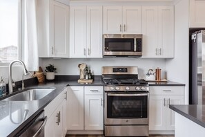 Coffee/tea maker, fridge, microwave, oven - Desert Sky | Experience Adventure & Comfort (Washington)