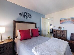 3 slaapkamers, een strijkplank/strijkijzer, gratis wifi, beddengoed