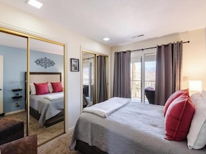 3 slaapkamers, een strijkplank/strijkijzer, gratis wifi, beddengoed