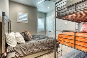 6 bedrooms, iron/ironing board, WiFi (free), bed sheets