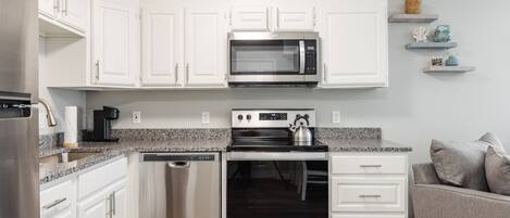 Refrigerador, microondas, horno, placa de cocina