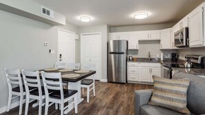 Coffee/tea maker, fridge, microwave, oven - Emeraud | Heart of Mtn. Biking, Pool Access (Saint George)