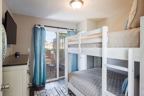 2 habitaciones, tabla de planchar con plancha y cuna de viaje