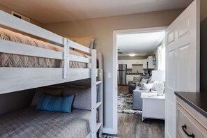 2 chambres, fer et planche à repasser, lit de bébé portatif