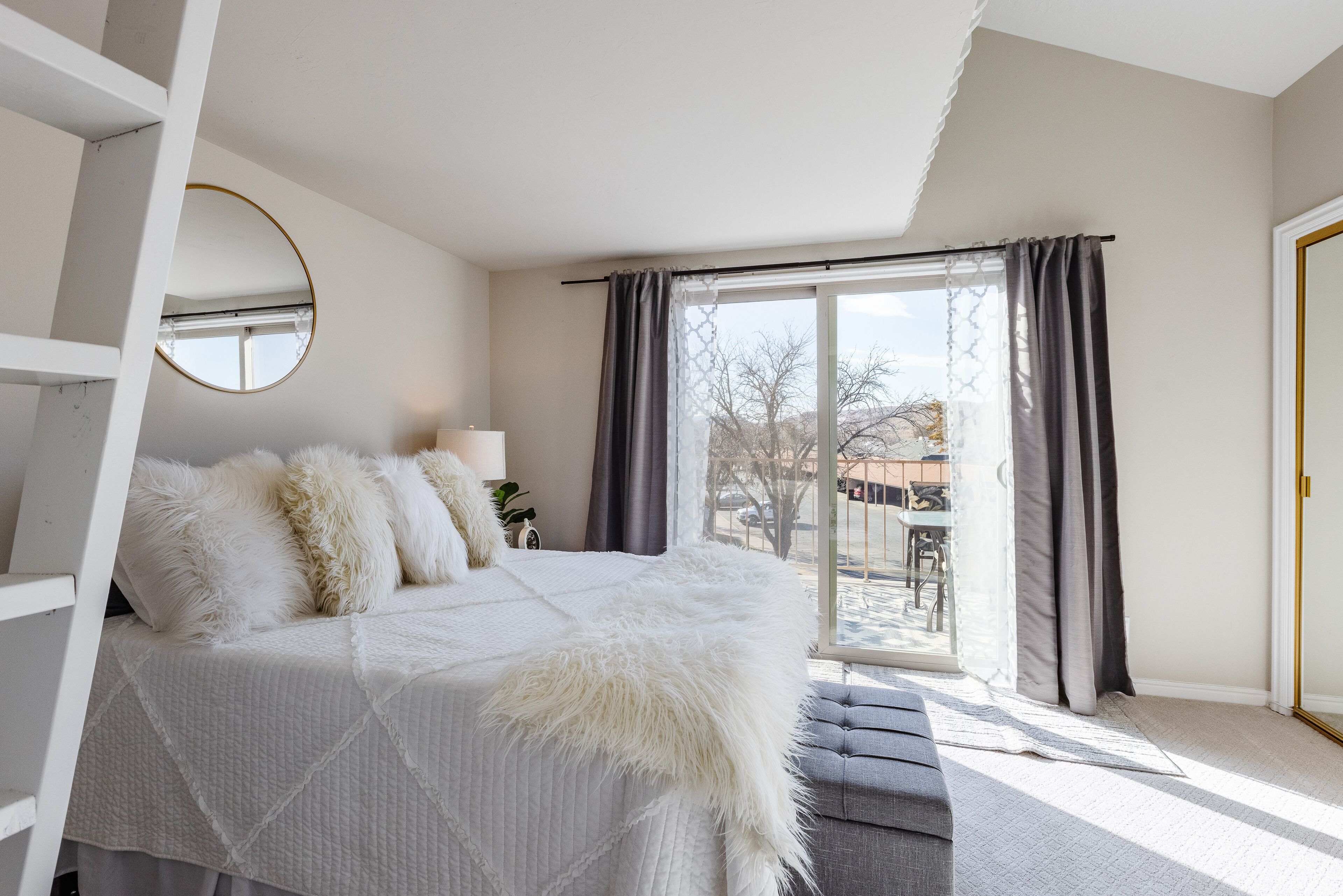 2 chambres, fer et planche à repasser, lit de bébé portatif