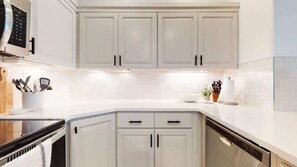 Coffee/tea maker, fridge, microwave, oven - Monthly Rental | 3 bedrooms | Black Rock Community (St. George)