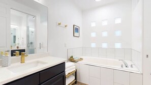 Shower, towels - Monthly Rental | 3 bedrooms | Black Rock Community (St. George)