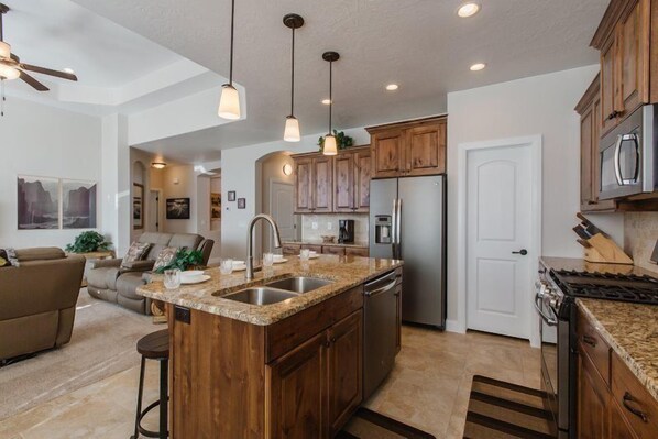 Refrigerador, microondas, horno, placa de cocina