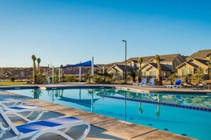 Pool - Pool, Paddle Boards and Views | Themed Adventure Castle - 4 Bed/4 Bath (Washington)