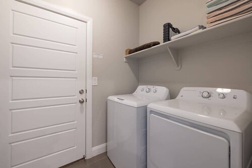Holiday House | Pool, Suites, Sleeps up 10 in beds