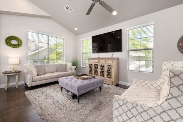 TV, video games, offices - Holiday House | Pool, Suites, Sleeps up 10 in beds (Washington)