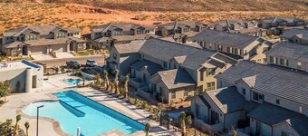Holiday House | Pool, Suites, Sleeps up 10 in beds