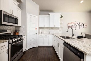 Private kitchen - Holiday House | Pool, Suites, Sleeps up 10 in beds (Washington)