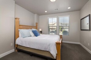 3 bedrooms, iron/ironing board, WiFi (free), bed sheets - Holiday House | Pool, Suites, Sleeps up 10 in beds (Washington)